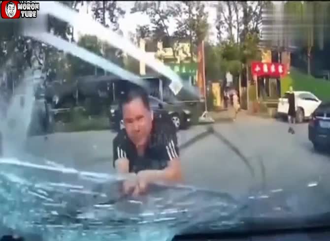 Video :He was wrong to meddle with an SUV!